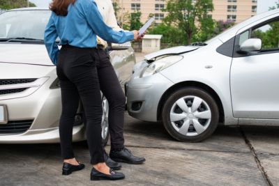 Personnes réalisant un constat après un accident de circulation.